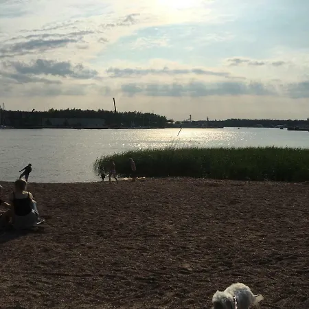 Studio Trendikkaalla Alueella Joen Vieressa